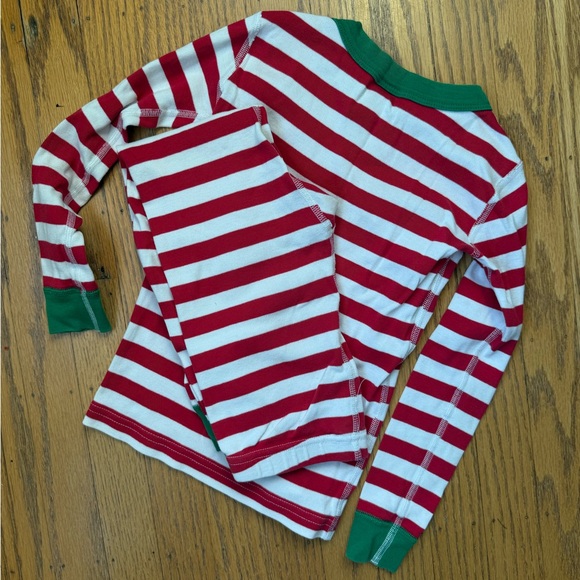 🎄 Red and White Striped Kids Pajamas with Green Accents - Picture 3 of 4